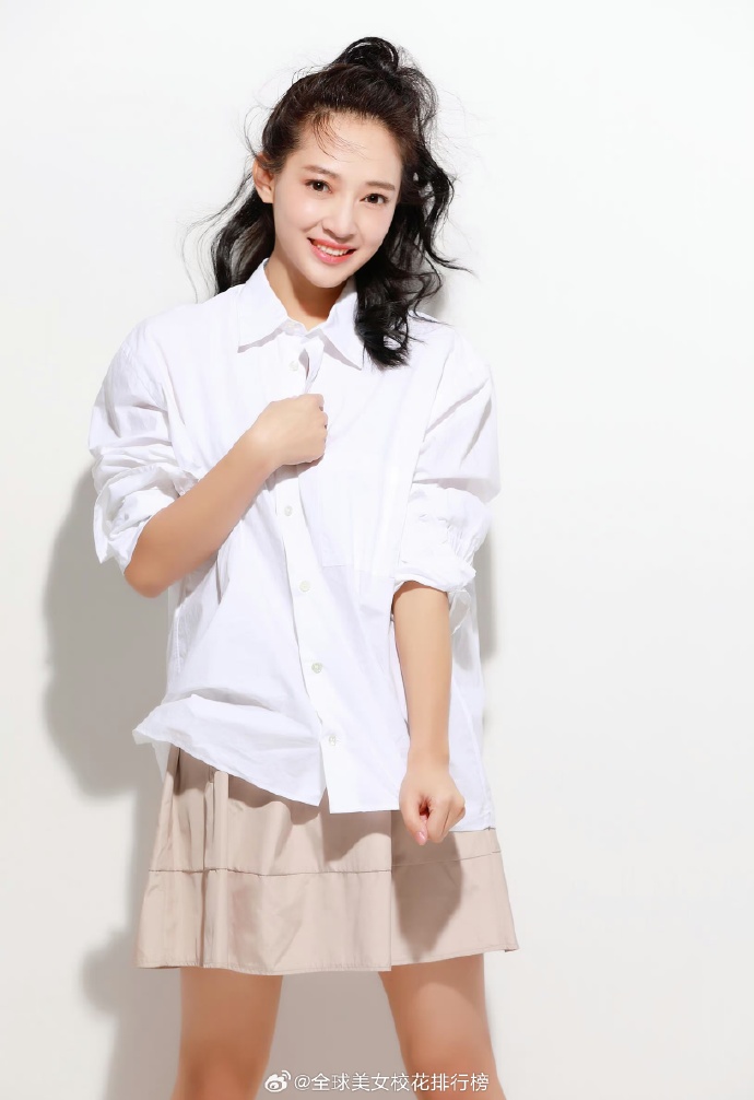 美女校花成长记，从羞涩到调教后的蜕变