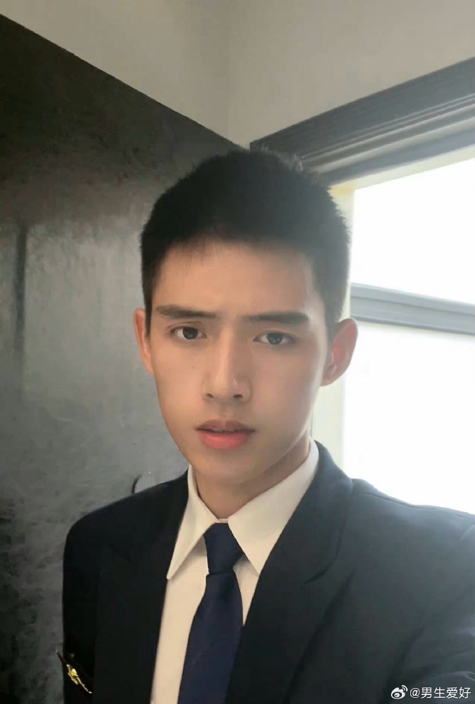 国产猛男GAYB0Y1069视频，理性看待网络内容