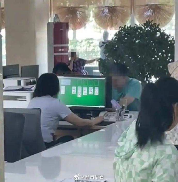 激烈打扑克游戏中的摇床体验-第2张图片