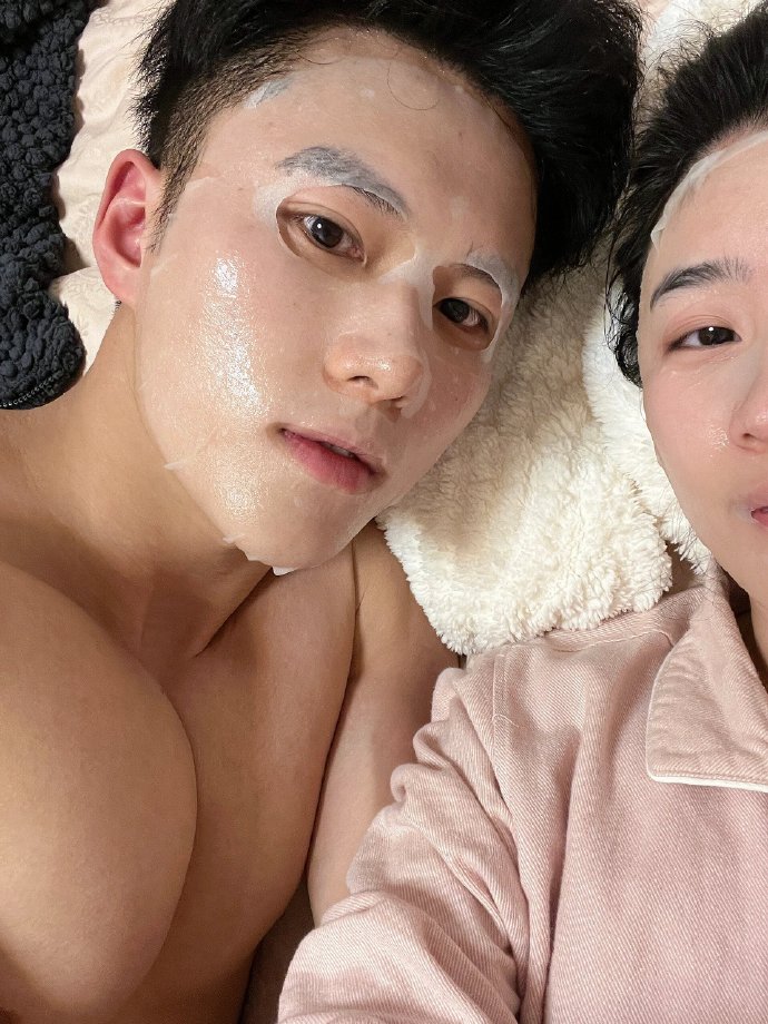 女生吃男生的肌肌的图片美女与肌肉男，一次独特的饮食体验-第2张图片