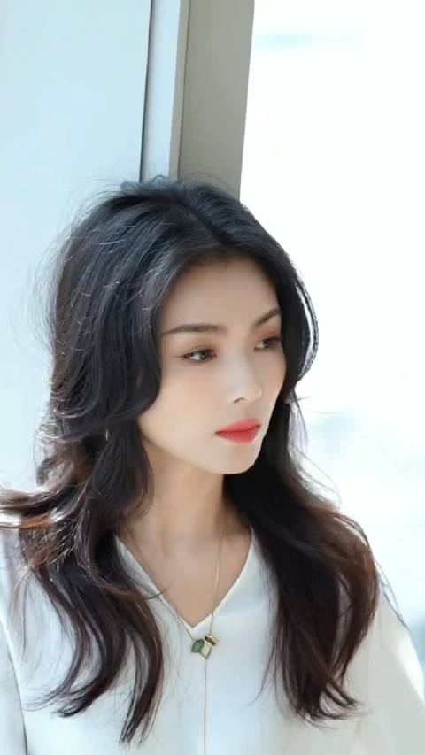 刘涛用粉丝亲吻图做头像视频刘涛以粉丝亲吻图为头像，明星与粉丝之间的情感纽带-第2张图片