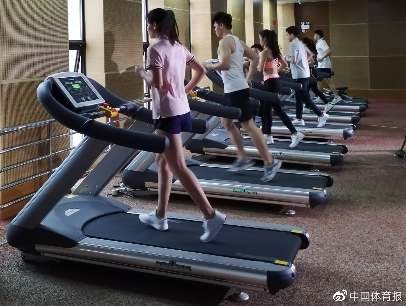 女孩迈开腿让男孩给她打扑克女孩与男孩的互动游戏，扑克牌的乐趣-第1张图片