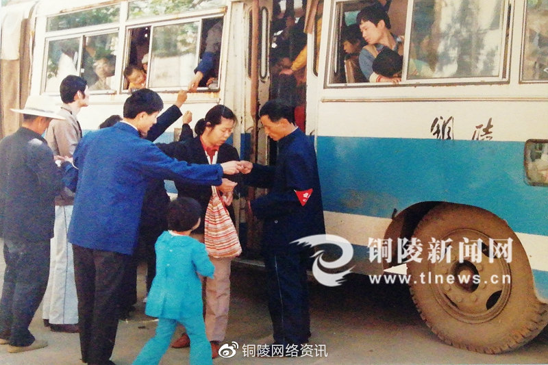 公交车上被撞了八次怎么办公交车上的八次碰撞，一次难忘的旅程