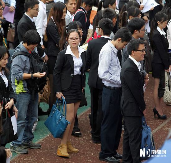 毛坯房阳台干售楼女销售操女大学生，理性看待校园性教育问题