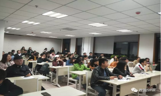 学姐的双重角色，班级的榜样与公共玩具-第3张图片