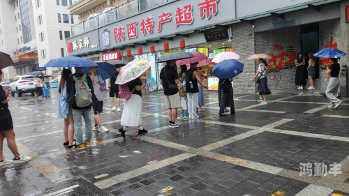 打雨伞雨中的守护——打雨伞的点滴记忆