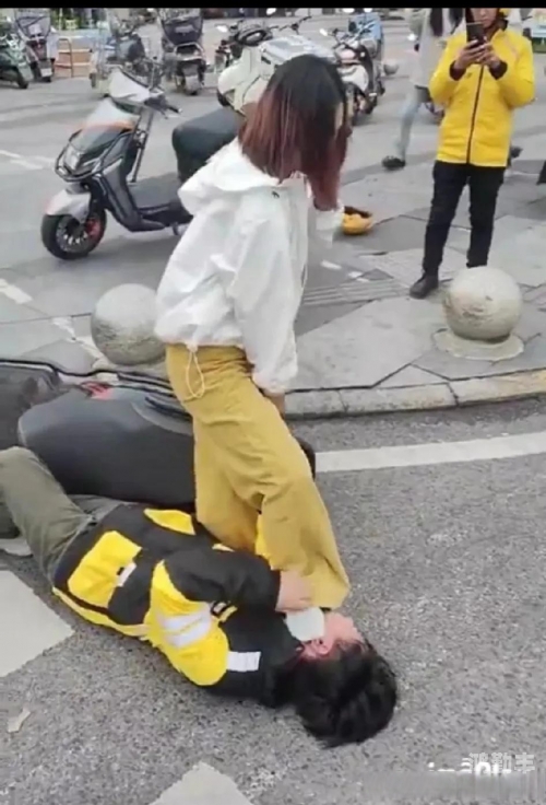 美女被打光屁屁游戏图片美女遭受暴力，被打光屁屁的悲剧-第1张图片
