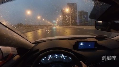 晚上开车有声音又疼又叫夜间驾车之体验，声音、疼痛与情感的交织-第1张图片