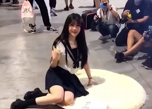 把她摆成跪趴的姿势探索身体姿势的界限——把她摆成跪趴的姿势
