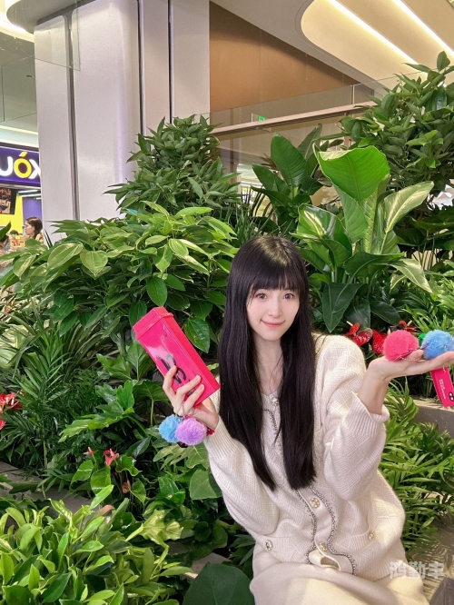 他用手把草莓往里推爱不释手的草莓之旅