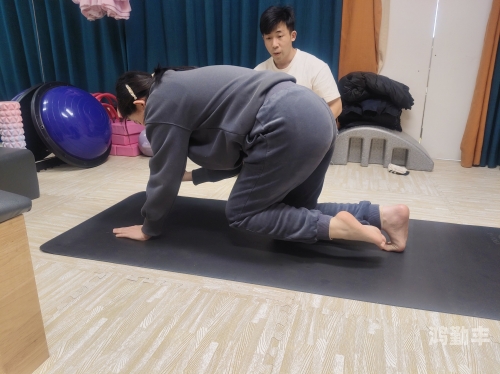 探索身体语言，关于张开腿的深度解析