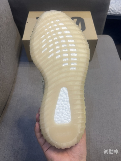 Yeezy 350 亚洲限定亚麻鞋款，2022年潮流新宠的独特魅力-第2张图片