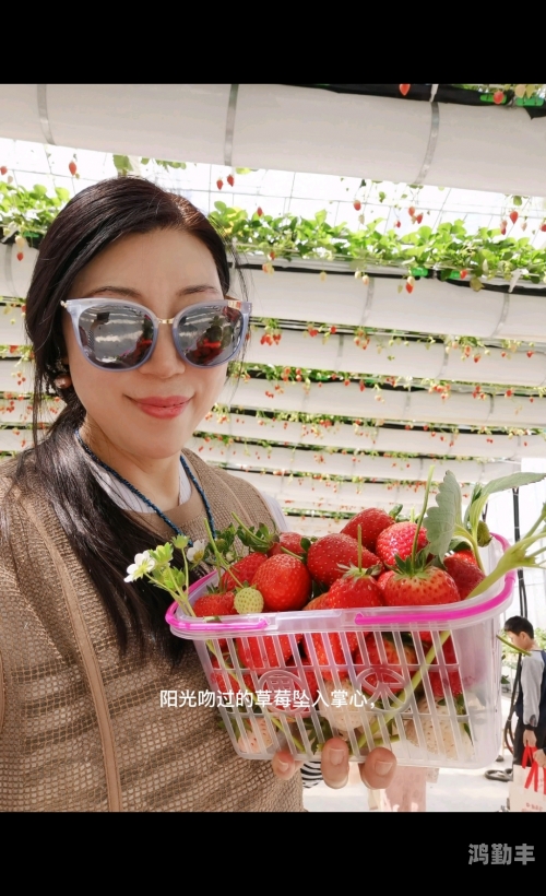 他用手把草莓往里推爱意满满的草莓盛宴，他用手把草莓往里推-第3张图片