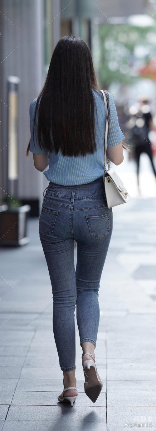 美女脱去所有裤子美女换下所有裤装后的美丽与自信-第2张图片