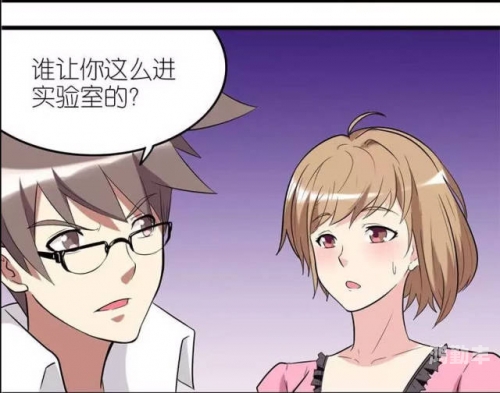 美女脱个精光露出奶头和尿口探讨时尚与艺术边界，关于裸露的审美与文化