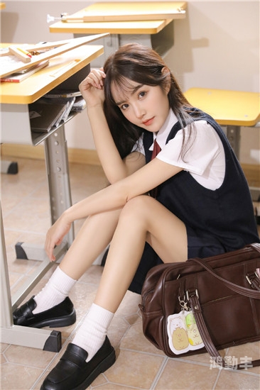 草莓榴莲向日葵18岁二维草莓、榴莲与向日葵的青春之旅——18岁全新正品的生活启示-第2张图片