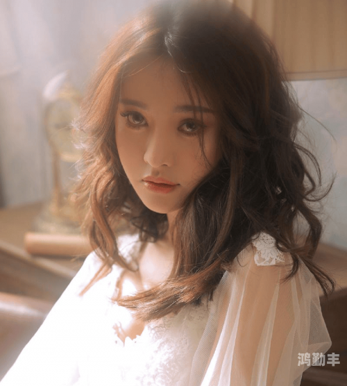 丰满女邻居的亲密瞬间——真实记录的日常生活