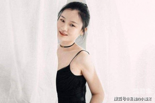丰满女邻居的亲密瞬间——真实记录的日常生活-第2张图片