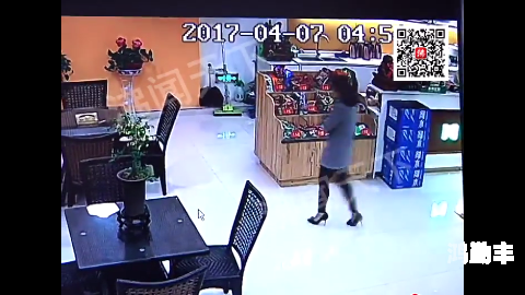 梦见女人脱裤女性自主与服装选择，关于女性脱裤的探讨