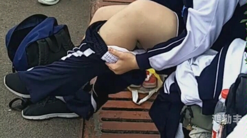 梦见女人脱裤女性自主与服装选择，关于女性脱裤的探讨-第2张图片