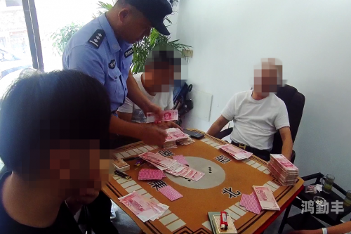 女人约男人去打扑克,却没想到却遇到警察女人喊疼背后的故事，男人为何在冲突中越战越勇？-第1张图片