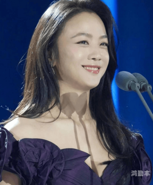 美女脱脱图片美女脱脱图片的审美与道德边界探讨-第2张图片