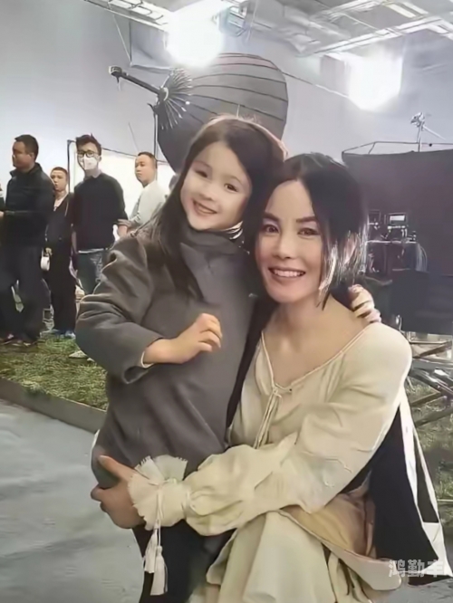王菲抚养窦靖童窦靖童出柜，勇敢的自我认同与家庭的支持-第2张图片