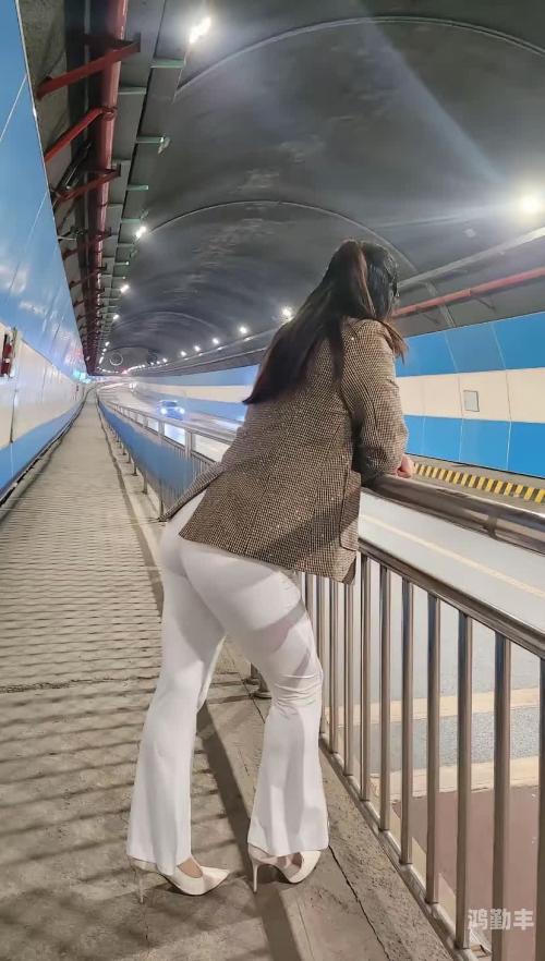 美女脱去所有裤子的背后-第1张图片