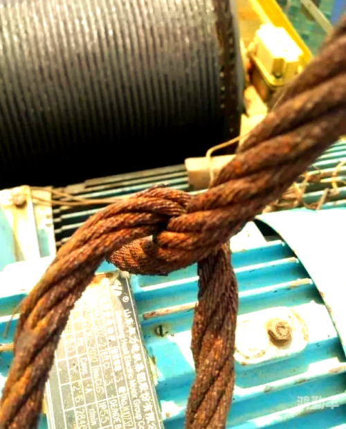 带夹子在打结的绳子上行走挑战极限，在打结的绳子上行走，带着夹子-第2张图片