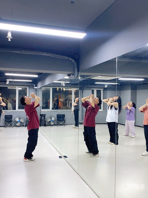 女生18岁学HIPHOP，舞动的青春与节奏的碰撞-第1张图片