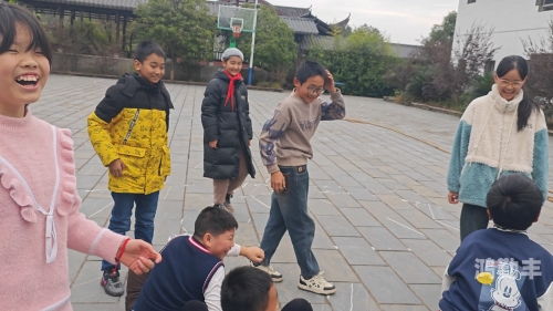 体育课忘记穿内裤体育课上的尴尬遭遇，忘记穿奶罩的BE体育老师