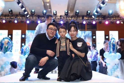 爸爸妈妈儿女一家狂欢一家人的狂欢时光-第2张图片