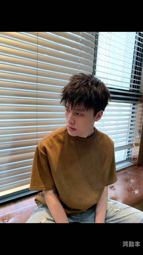 帅哥露j帅哥的自信风采——关于男性魅力与自我展现的探讨-第3张图片